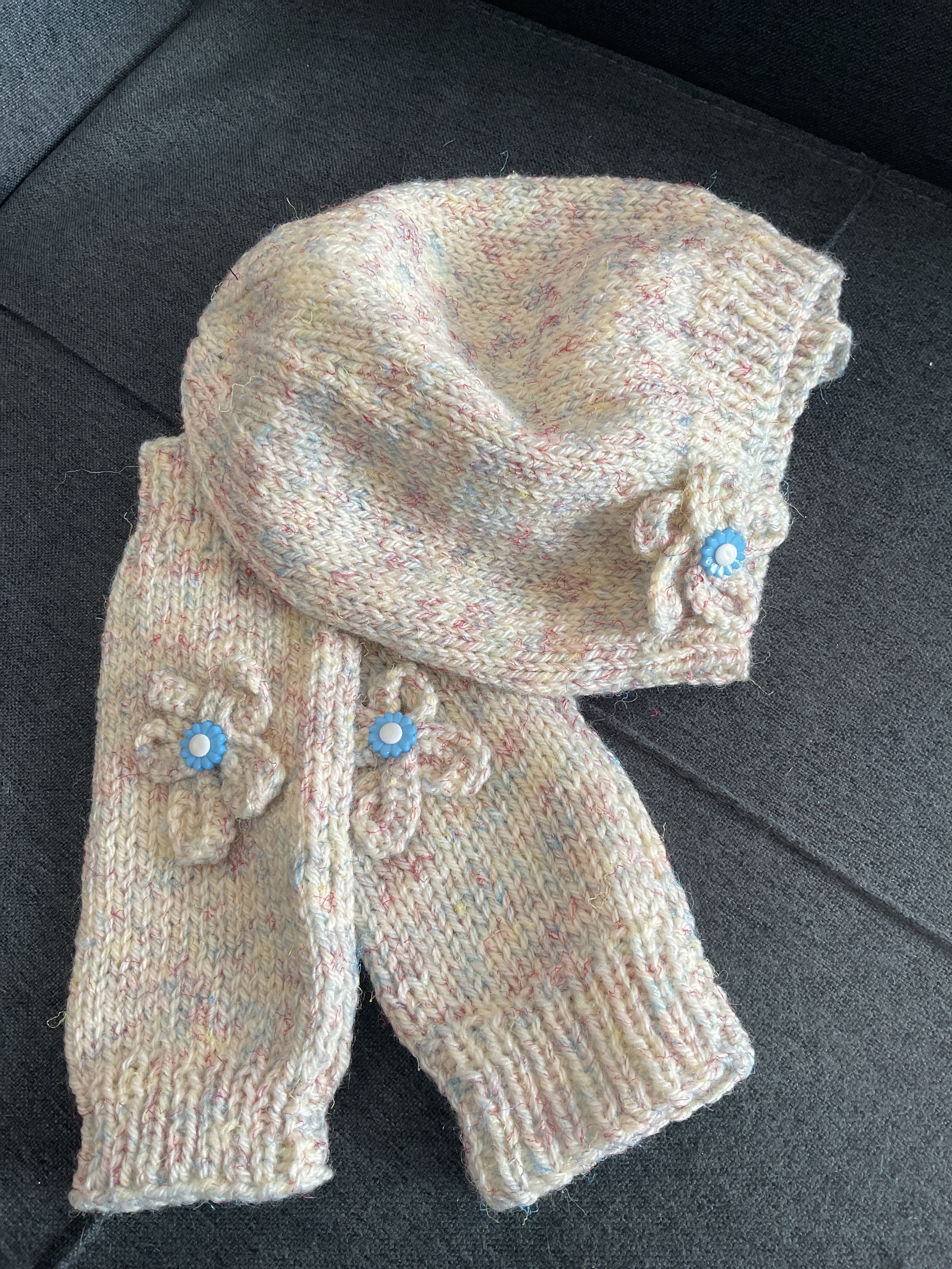 Child's beret and fingerless arm warmer