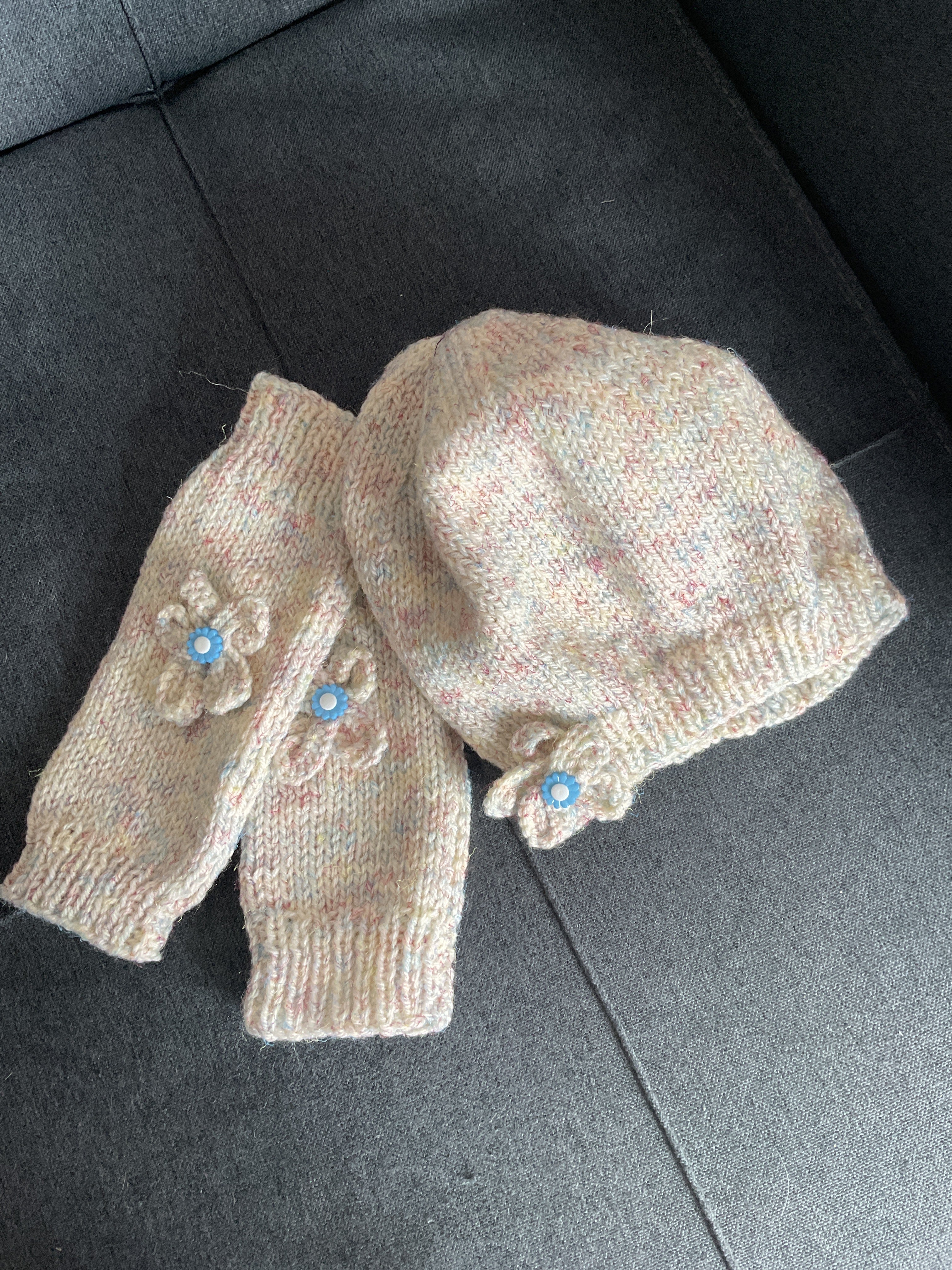 Child's beret and fingerless arm warmer